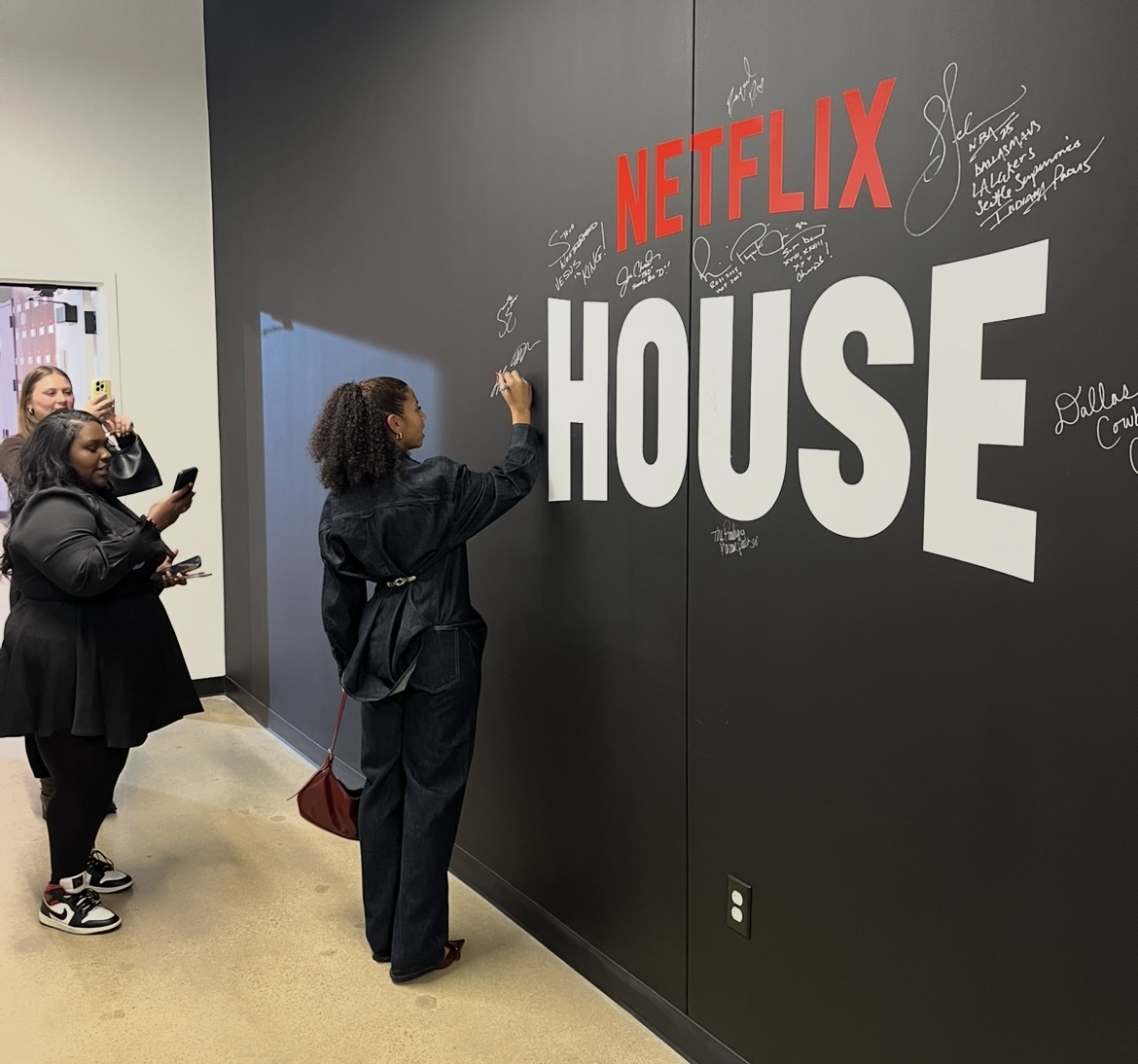 Dallas Trinity FC's Cyera Hintzen Writes Her Netflix Wall Signature - 1